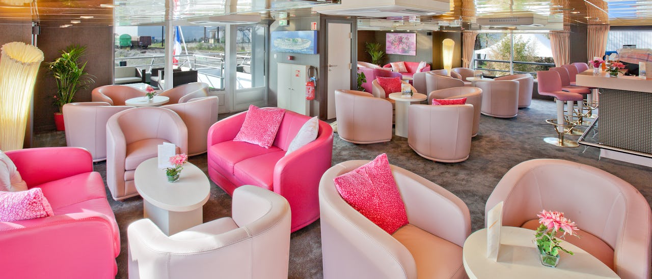 Slapp av på dette hyggelige stedet med en cocktail i hånden mens du lytter til musikken fra pianobaren.