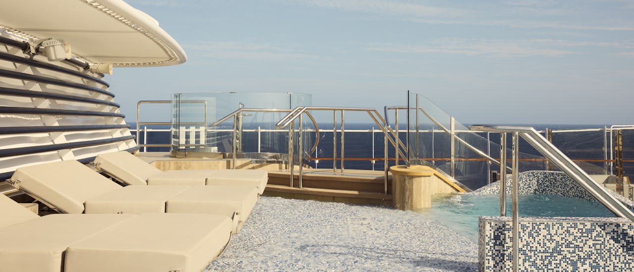 Atoll Pool & Bar er et intimt basseng område med avslappende atmosfære