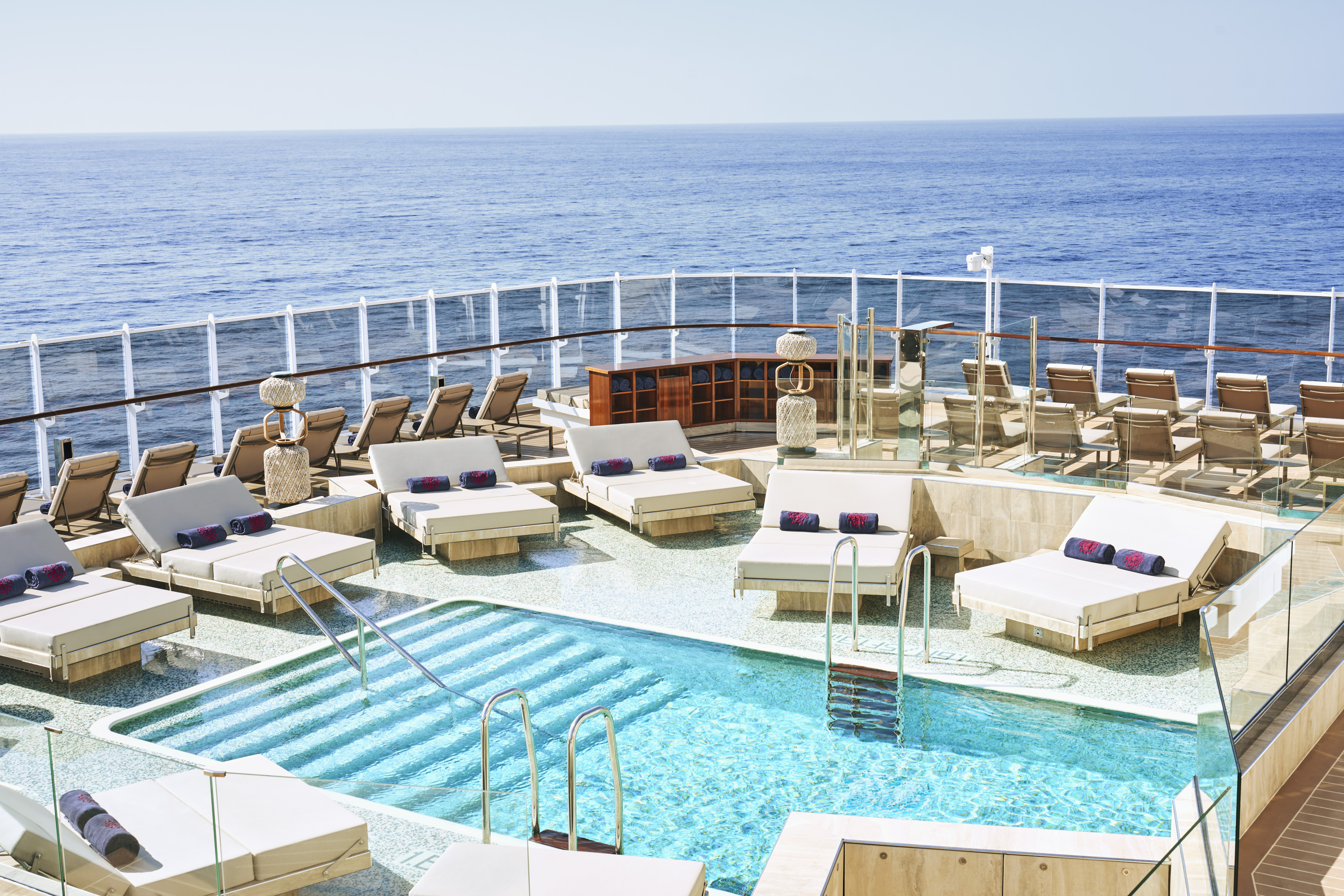 Atoll Pool & Bar er et intimt basseng område med avslappende atmosfære.