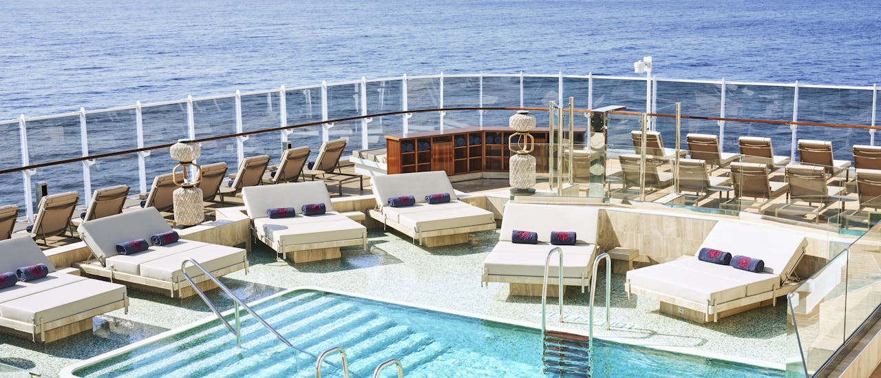 Atoll Pool & Bar er et intimt basseng område med avslappende atmosfære.