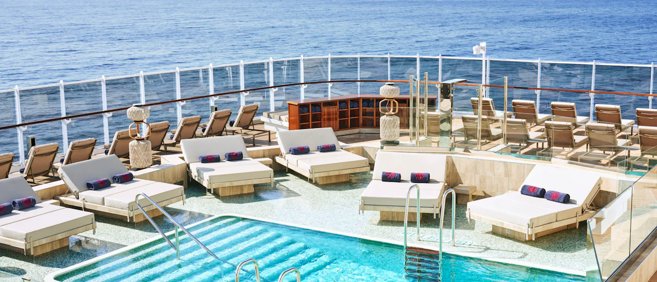 Atoll Pool & Bar er et intimt basseng område med avslappende atmosfære.