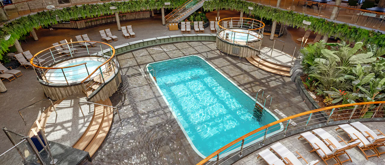 The Jungle Pool -her har man mulighet til å lukke for å skape et innendørs bassengområde når det trengs.