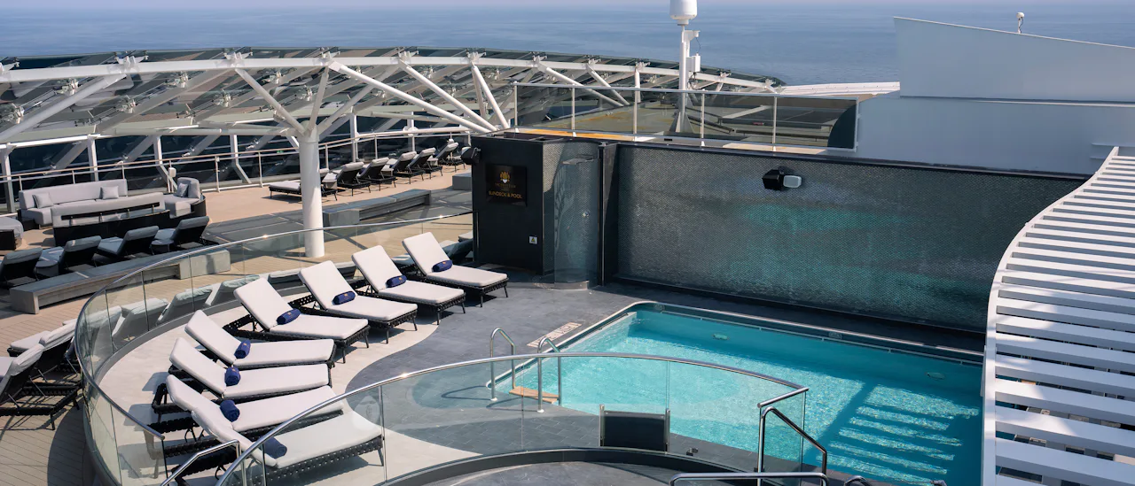 MSC Yacht Club tilbyr en privat opplevelse, inkludert er en restaurant, lounge og bar, basseng og mer