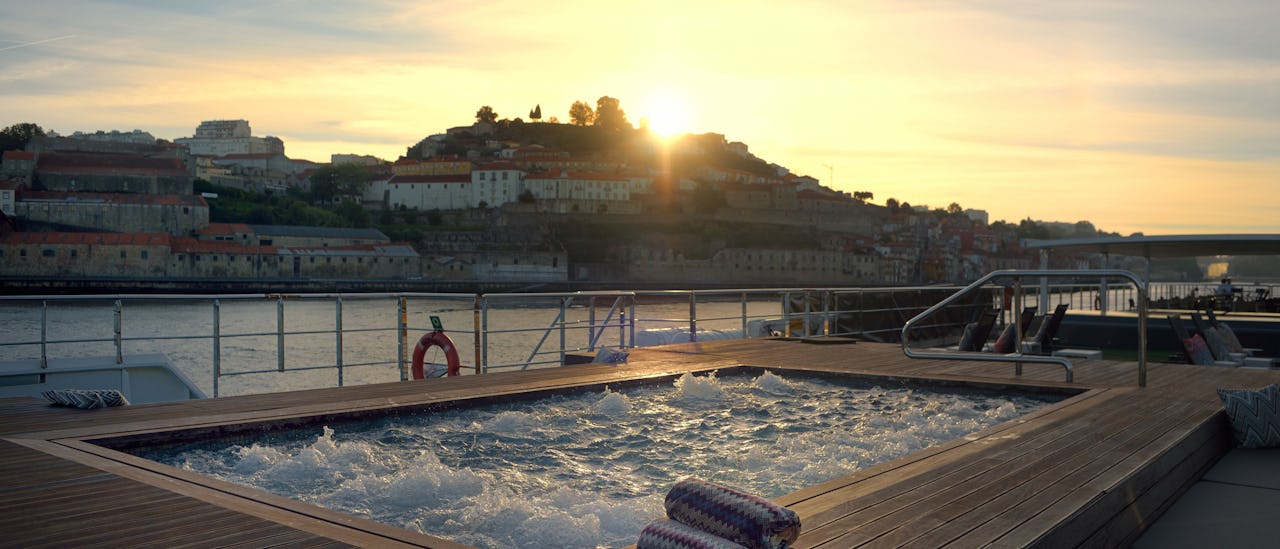 Det oppvarmede Vitality-bassenget som ligger oppe på soldekket er perfekt for å slappe av etter en dags sightseeing.