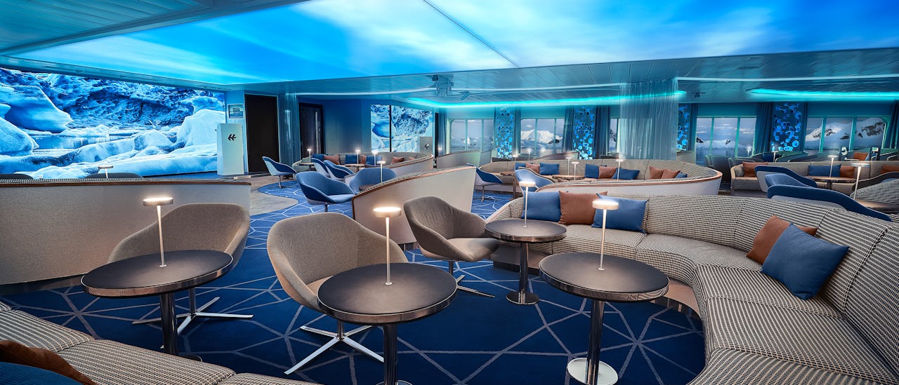Onboard lectures, briefings and other enrichment activities are held in the HanseAtrium, the ship's social hub