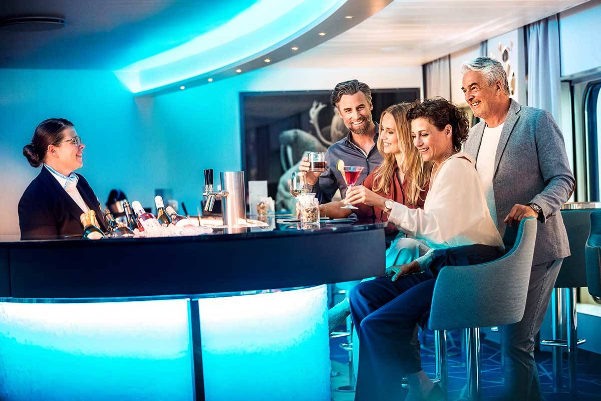 Om kvelden forvandles HanseAtrium til en atmosfærisk bar hvor du kan se ut dagen og reflektere over opplevelsene dine.