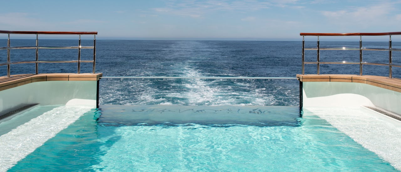 Lengst akterut finner du Infinitypoolen.