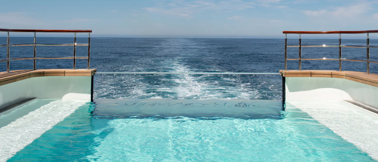 Infinitypoolen lengst bak.