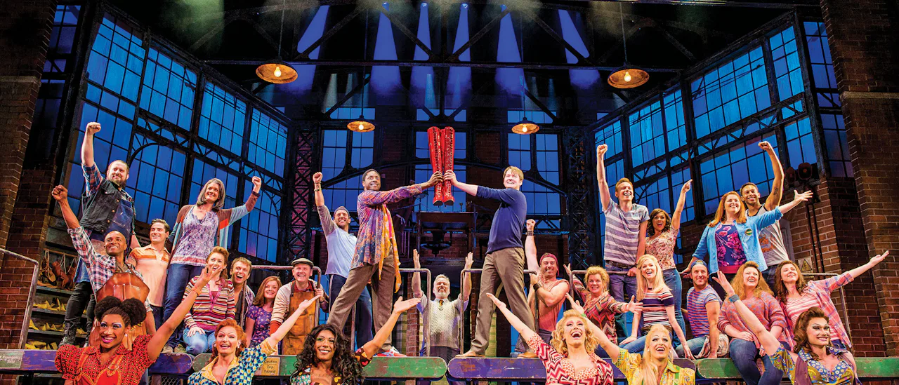 Se et 90 minutters påkostet sett av musikalen Kinky Boots