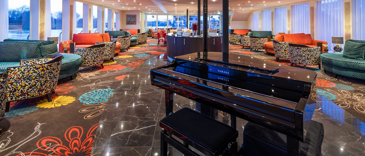 Kos deg med en drink i salongen.