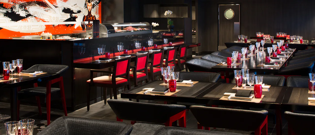 Restauranten Izumi Teppanyaki byr på à la carte-meny med hibachi, teppanyaki og sushi.