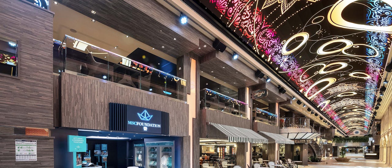 Promenaden har den lengste og mest spektakulære LED-kuppelen til sjøs, med både hoved- og spesialrestauranter samt mange butikker.