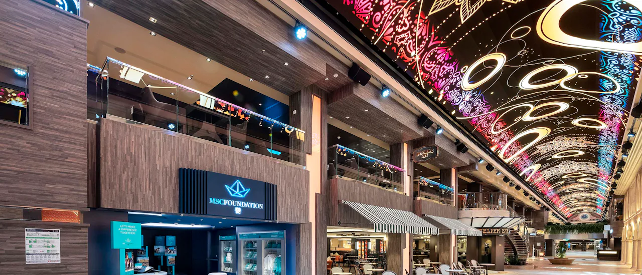 Promenaden har den lengste og mest spektakulære LED-kuppelen til sjøs, med både hoved- og spesialrestauranter samt mange butikker.