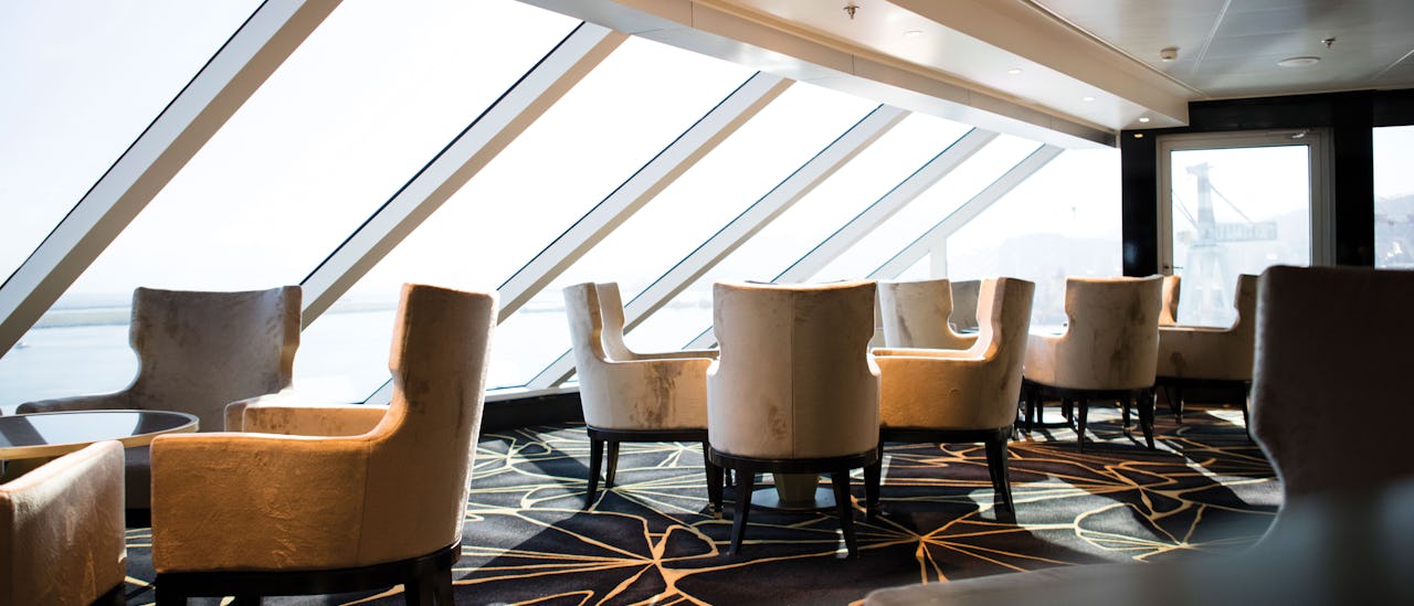 Nyt panoramautsikten og levende musikk i Observation Lounge