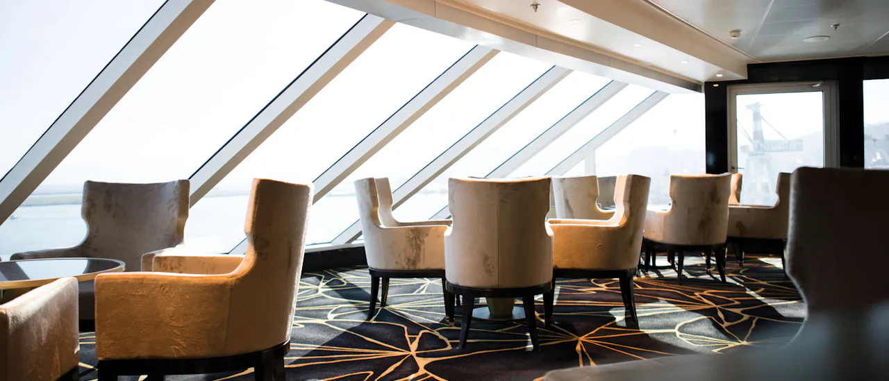 Nyt den panoramiske utsikten og levende musikk i Observation Lounge