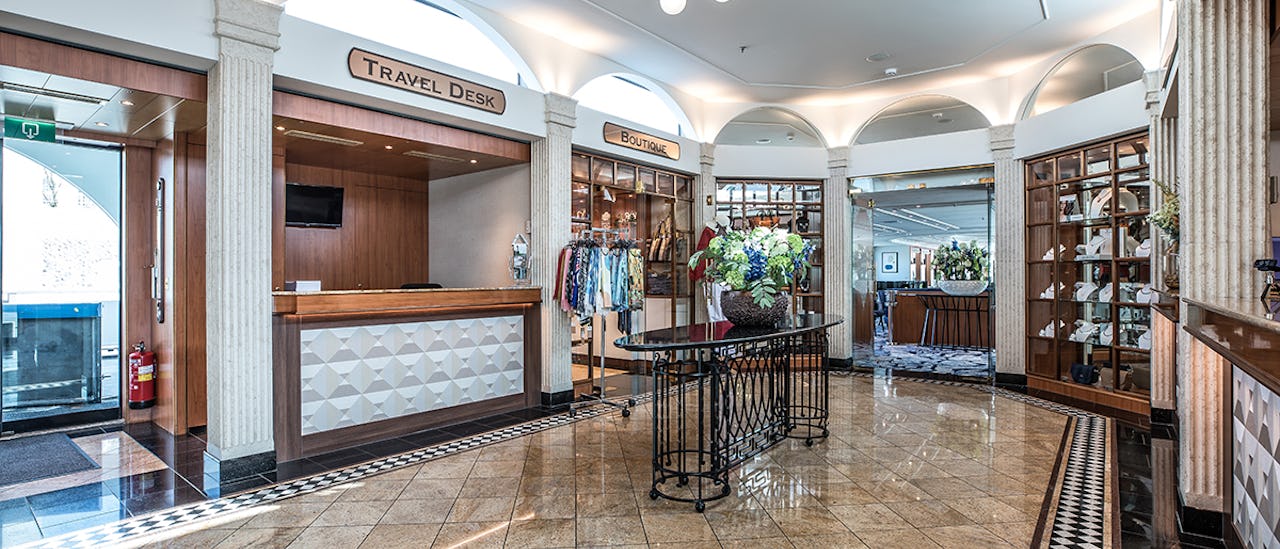 Her i den flotte lobbyen tar de deg godt i mot.