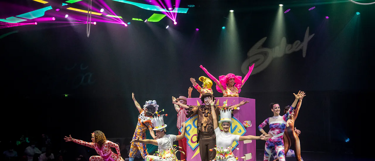 I salongen med store panoramavinduer vises show i samarbeid med Carousel Productions at Sea