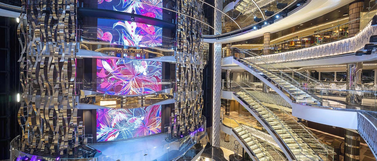 The atrium båtens midtpunkt