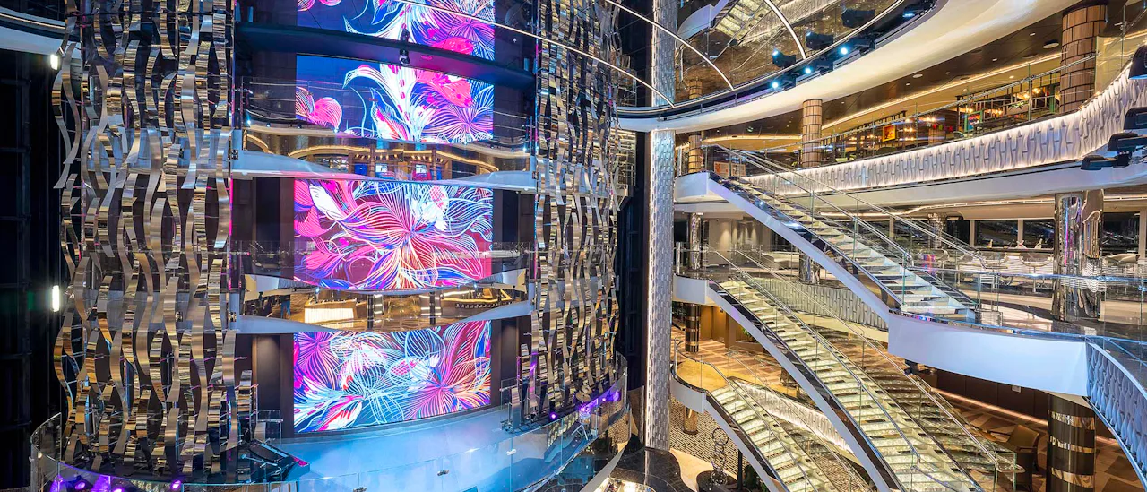 The atrium båtens midtpunkt