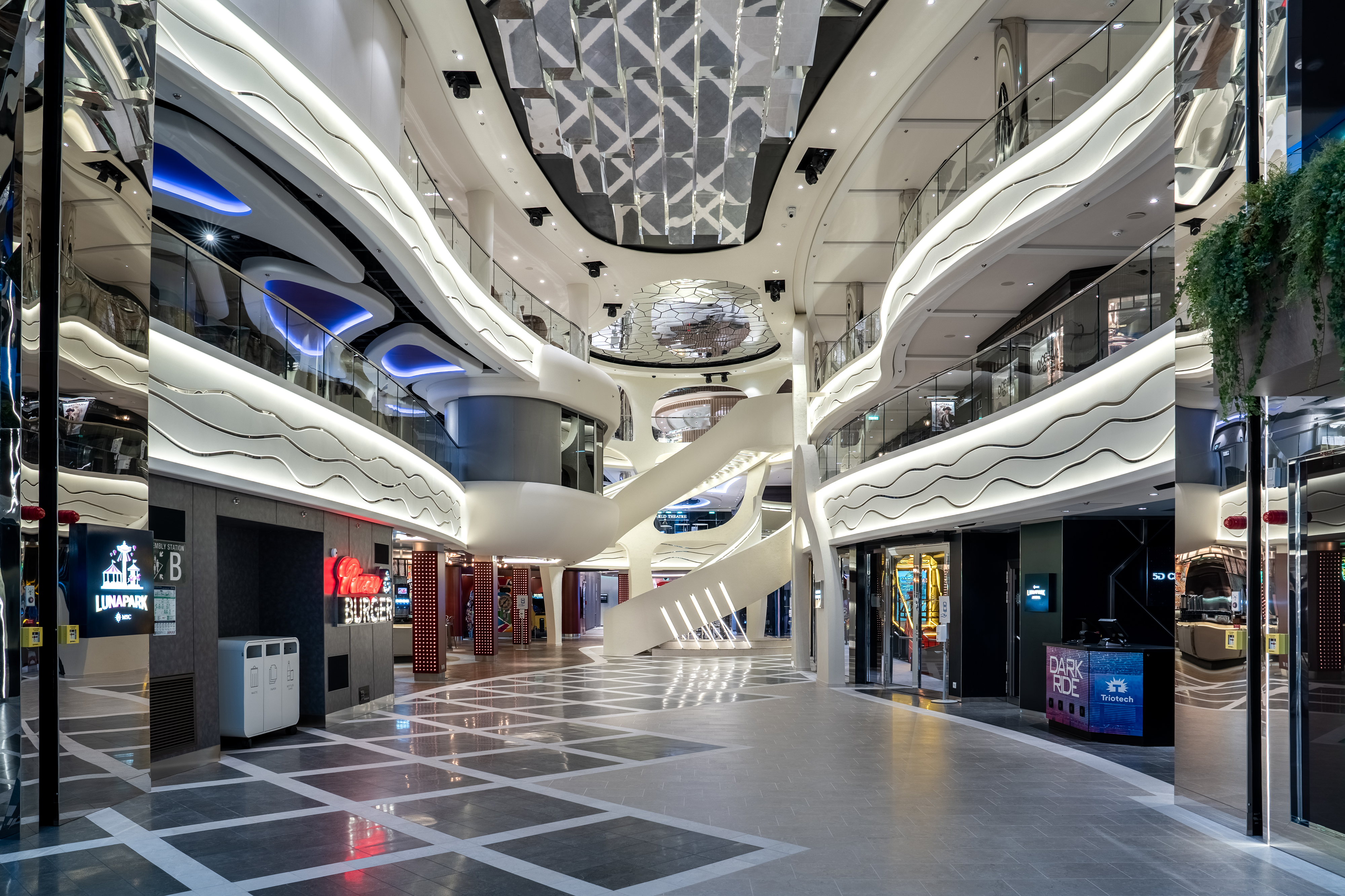 Spaser gjennom den innendørs promenaden med den ikoniske LED Dome-skjermen