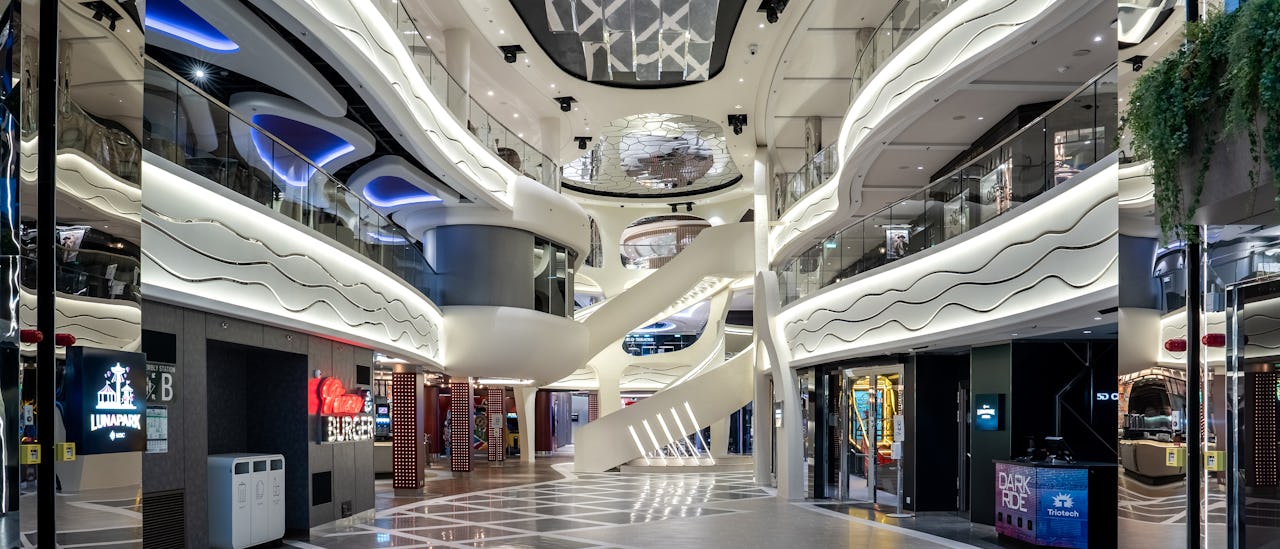 Spaser gjennom den innendørs promenaden med den ikoniske LED Dome-skjermen