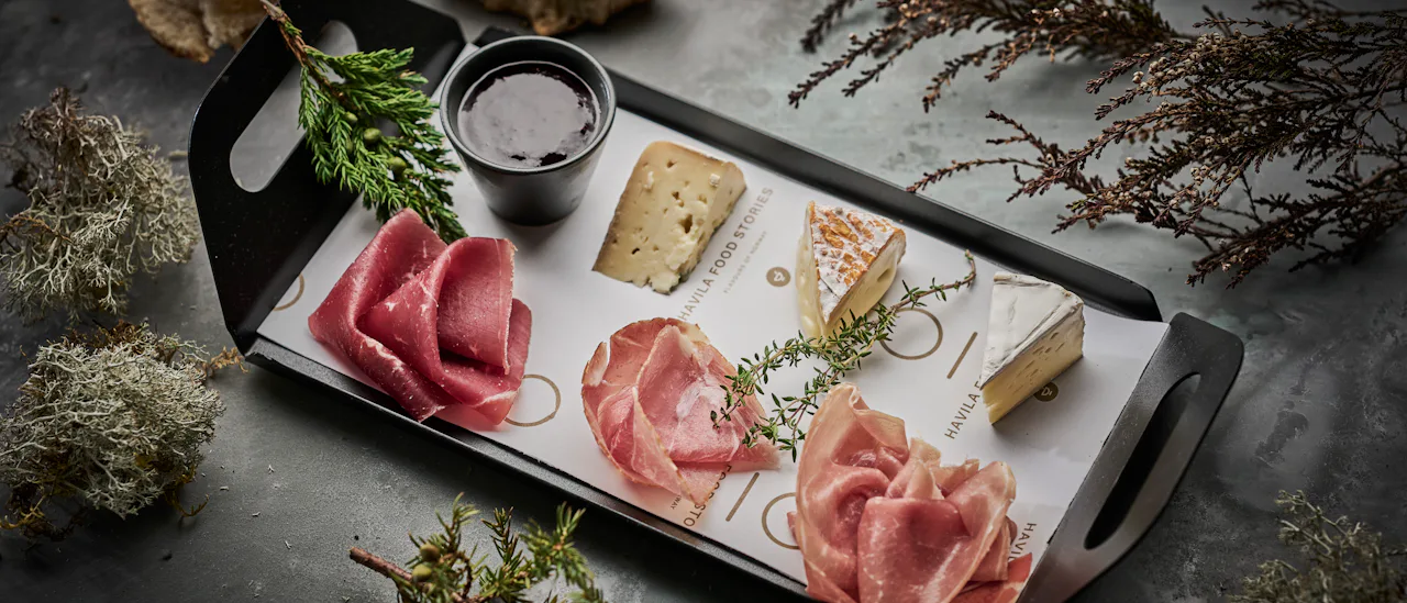 Kafeen serverer snacks, kaffe og kake, lunsj eller en enkel middag