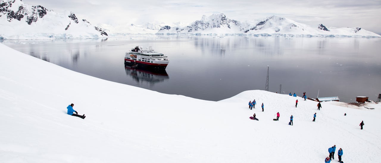 Temaet for ekspedisjonsteamets arbeid varierer avhengig av sesong og destinasjon