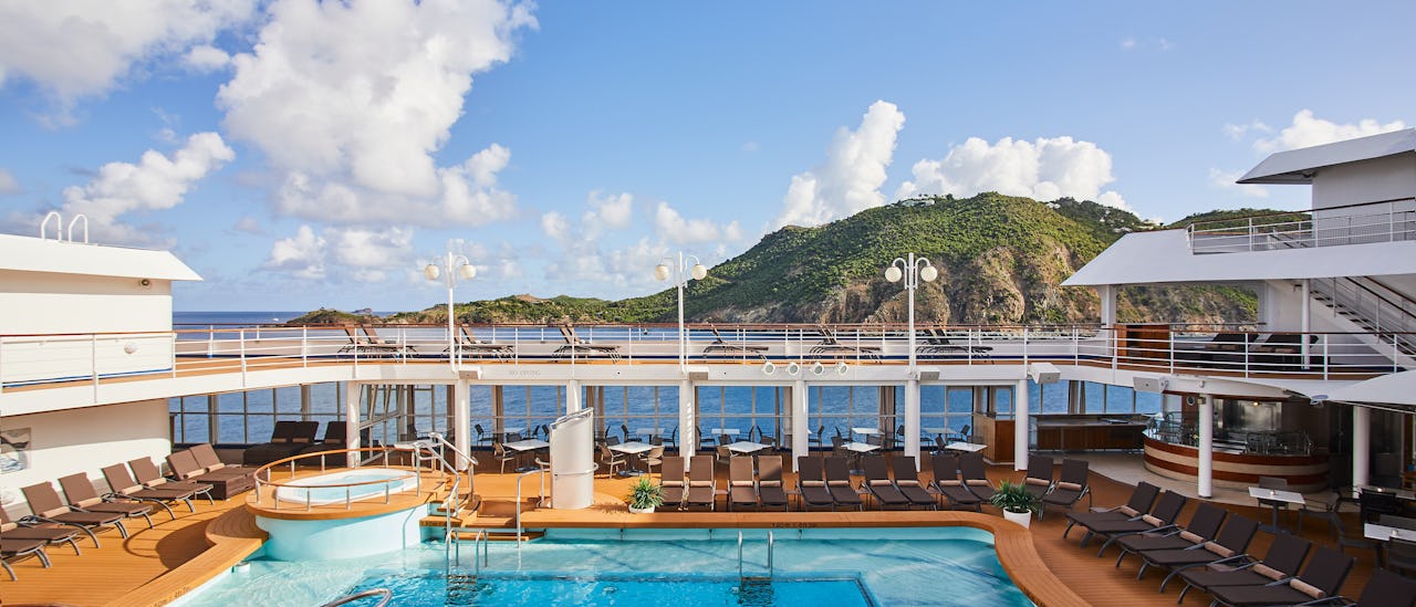 Kos deg ved bassenget