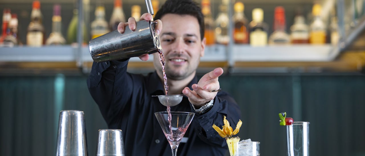 Bestill en drink i baren...