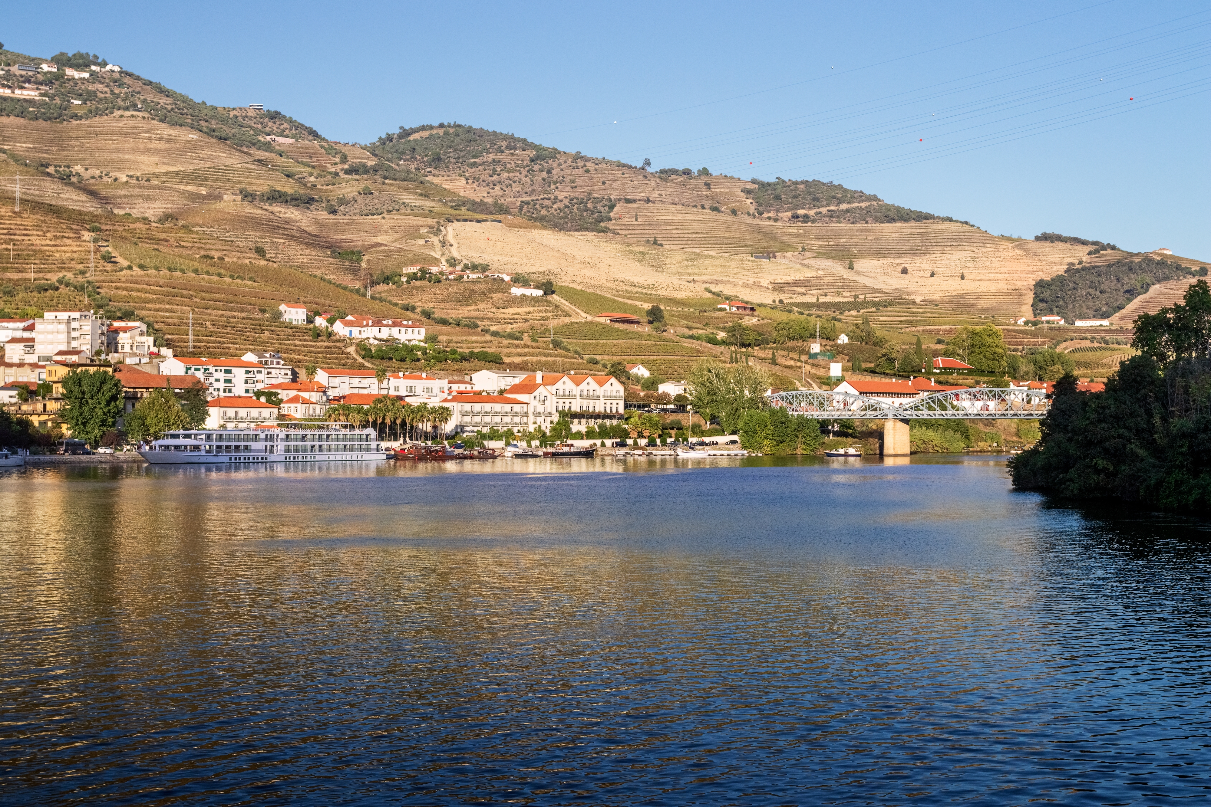 Pinhão.  En liten landsby i Douro-dalen i Portugal, kjent for sitt vakre landskap og som en viktig del av vinregionen. Denne landsbyen ligger ved elven Douro og er omgitt av terrasserte vinmarker som produserer noen av de beste portvinene i verden.