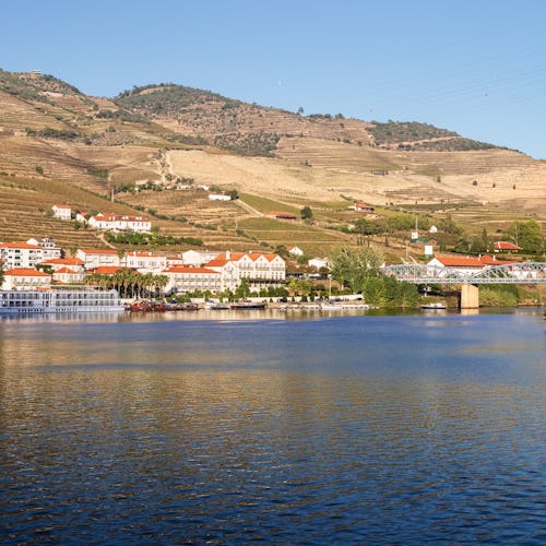 Pinhão. En liten landsby i Douro-dalen i Portugal, kjent for sitt vakre landskap og som en viktig del av vinregionen. Denne landsbyen ligger ved elven Douro og er omgitt av terrasserte vinmarker som produserer noen av de beste portvinene i verden.