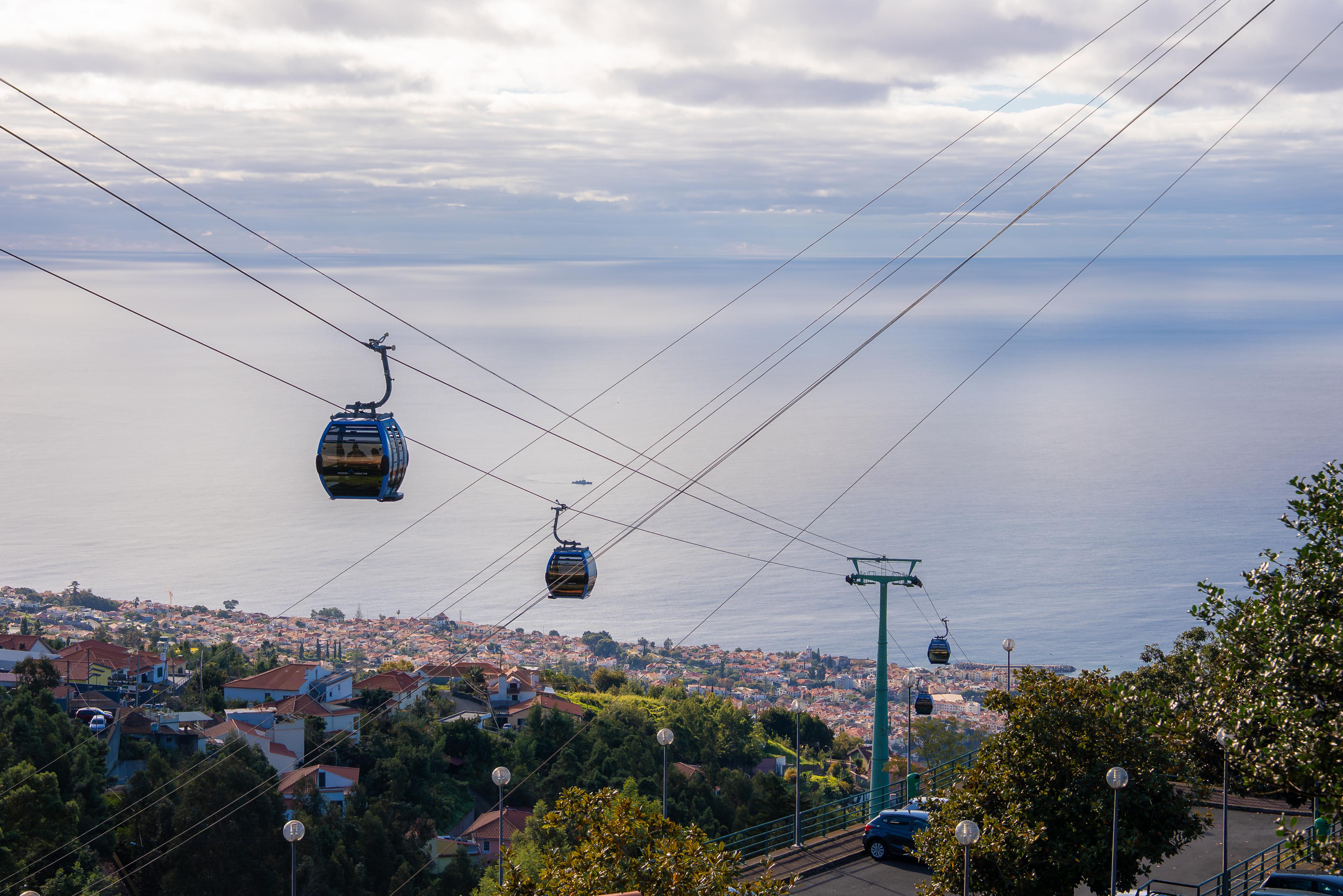 Den frodige øya Madeira byr på dramatisk natur og blomstrende hager. Utforsk gamlebyen i Funchal, ta taubane opp til Monte for panoramautsikt, eller smak den berømte madeira-vinen. En hel dag gir god tid til å oppleve både natur og kultur.