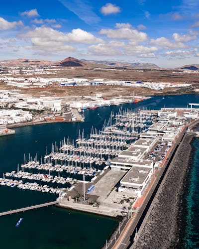 Lanzarote imponerer med sitt månelignende vulkanlandskap. Besøk Timanfaya nasjonalpark, opplev svarte lavafelt og hvitkalkede landsbyer. Øya bærer preg av kunstneren César Manriques innflytelse, hvor arkitektur og natur er i fokus.