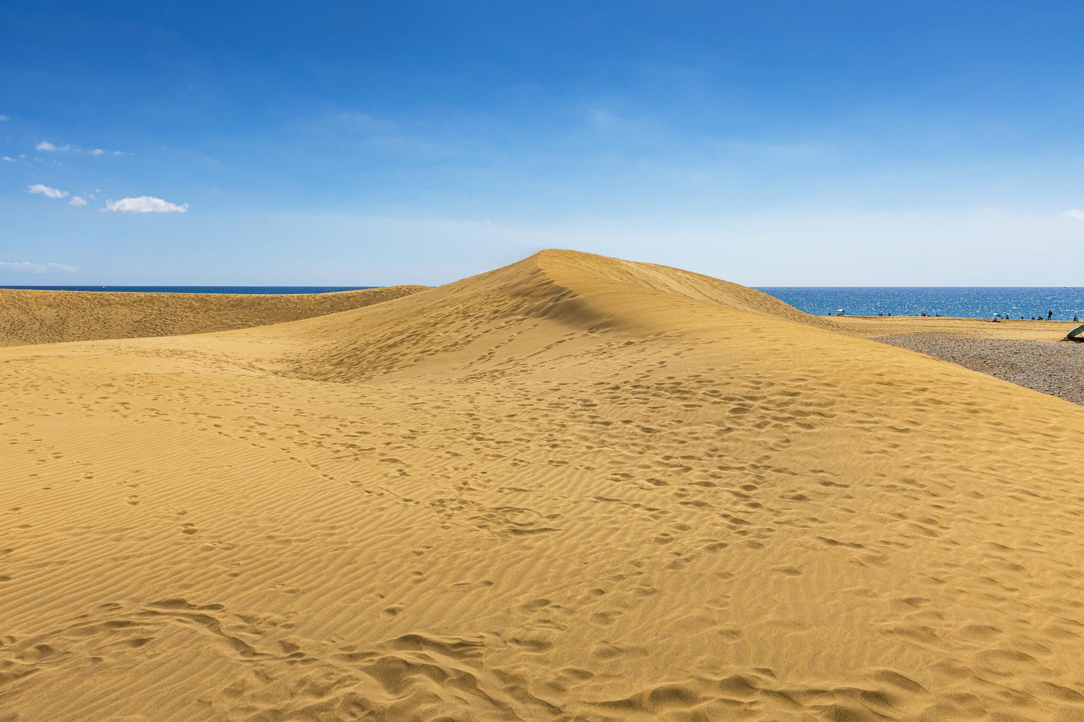 Gran Canaria byr på kontraster – fra sanddynene i Maspalomas til historiske Vegueta i Las Palmas. Nyt strandliv på Las Canteras eller utforsk øyas dramatiske fjellandskap. Dette er en øy med både kultur, shopping og naturopplevelse