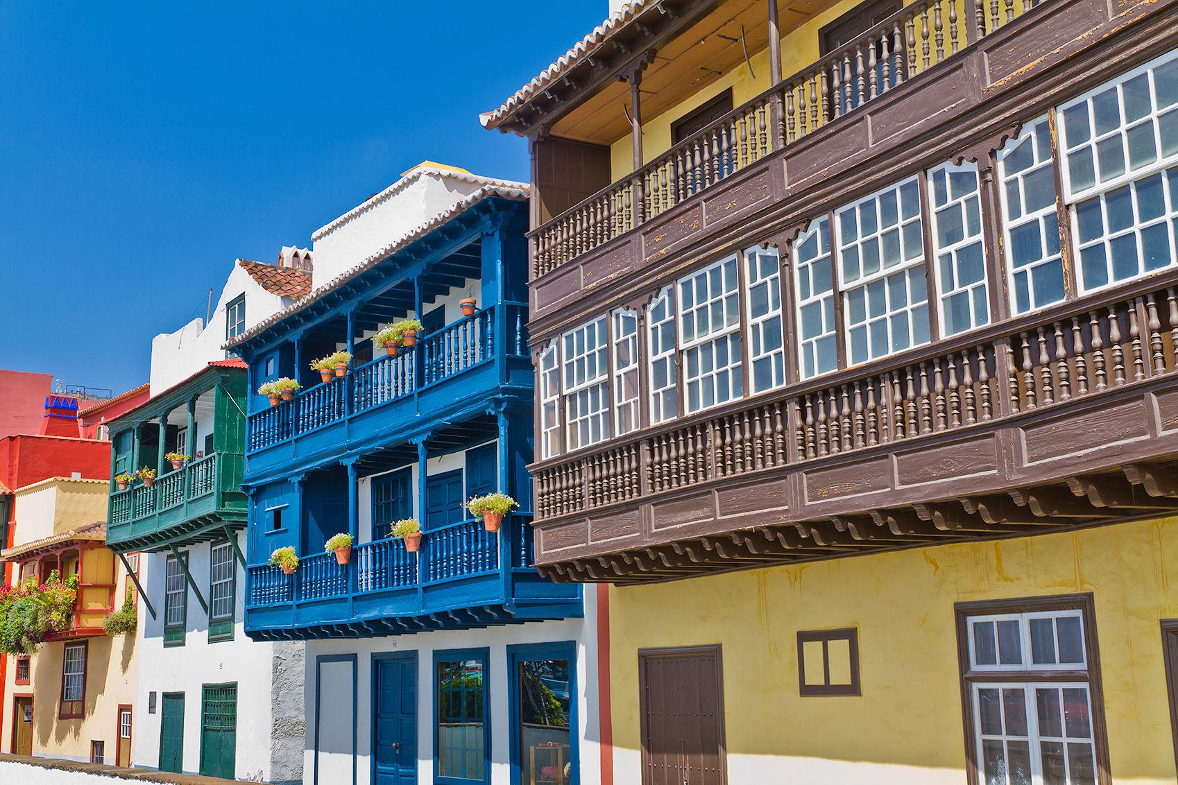 Sjarmerende bygate med palmer, utekafeer og klassisk arkitektur. 🌞 Et glimt av det pulserende bylivet på Kanariøyene.
“La Isla Bonita” – den vakre øya – ønsker deg velkommen med frodige fjell og sjarmerende koloniale balkonger. Her kan du vandre i historiske gater eller bli med på tur i den grønne naturen som gjør øya unik blant Kanariøyene.